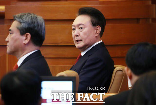 윤석열 대통령이 지난 4일 서울 종로구 헌법재판소에서 열린 자신에 대한 탄핵심판 변론에서 "실제 아무런 일도 일어나지 않았는데 지시를 했니 받았니 하는 얘기들이 마치 호수 위에 떠있는 달그림자 같은 걸 쫓는 느낌"이라고 말했다. /사진공동취재단