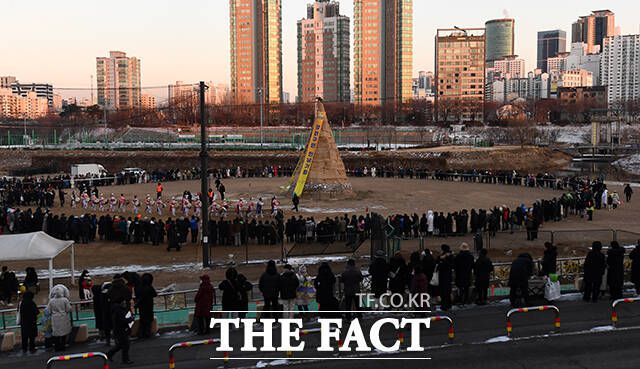 달집태우기를 위해 모여든 시민들.