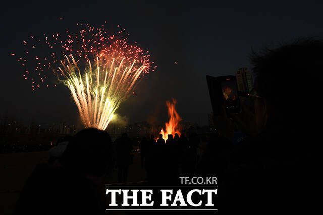 타오르는 달집 옆으로 '펑펑' 불꽃놀이.