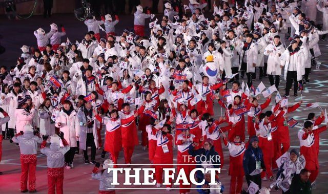 북한이 반도핑기구 공식 누리집을 개설하면서 눈길을 끈다. 최근 여러 국제대회에서 우수한 성적을 거두고 49년 만에 메이저급 대회를 유치한 점을 고려한 조치로 보인다. 사진은 지난 2018 평창동계올림픽 폐회식 당시 남북 선수단이 입장하고 있는 모습. /더팩트DB