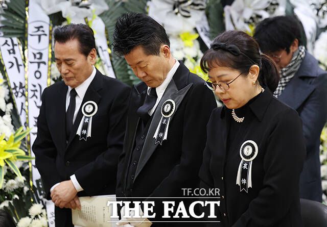 가수 태진아(가운데)가 묵념하고 있다.