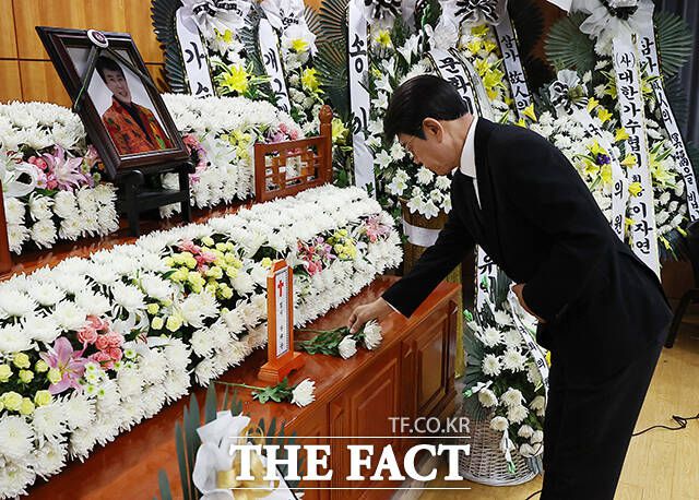 가수 설운도가 헌화하고 있다.