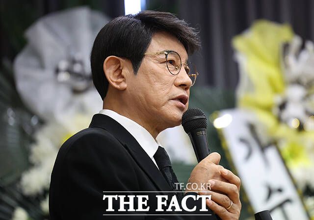 추도사하는 설운도.