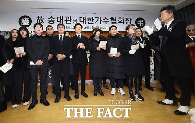 함께 부르는 '해뜰날'.