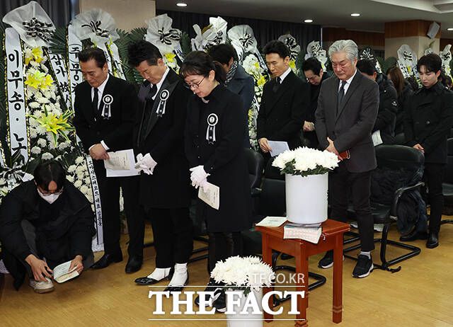 태진아와 강진을 포함한 조문객들이 묵념하고 있다.