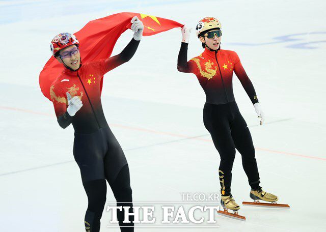 중국에 첫 쇼트트랙 금메달을 안긴 린샤오쥔(오른쪽)이 오성홍기를 들고 세리머니를 펼치고 있다./하얼빈=신화.뉴시스