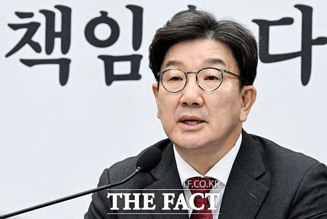 국민의힘은 9일 논평에서 "이재명 대표를 향한 민주당 내부의 충성경쟁은 더욱 가관"이라면서 "정치는 한 사람의 왕좌를 지키기 위한 충성 놀음이 아니"라고 지적했다. 사진은 권성동 국민의힘 원내대표. /배정한 기자
