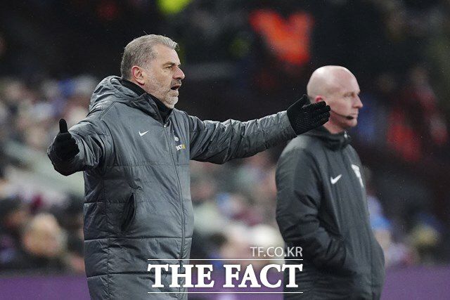 무리한 선수운용으로 부상을 유발했다는 비판에서 자유로울 수 없는 토트넘의 안지 포스테코글루 감독(왼쪽)./버밍엄=AP.뉴시스