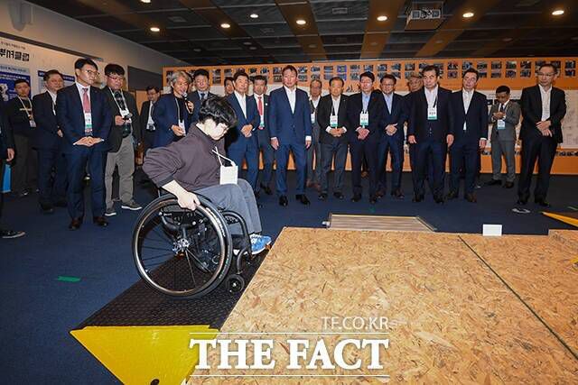 최태원 회장을 비롯한 'ERT 멤버스데이' 참석자들이 이동 약자 경사로 체험을 지켜보고 있다. /장윤석 기자