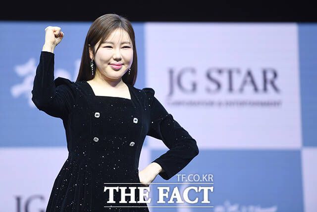 가수 송가인이 11일 오후 서울 강서구 스카이아트홀에서 정규 4집 '가인;달' 발매 기념 쇼케이스에 참석해 포즈를 취하고 있다. /장윤석 기자