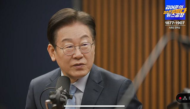 이재명 더불어민주당 대표가 11일 유튜브 방송 '김어준의 겸손은 힘들다-뉴스공장'에 출연해 계엄 사태와 현안에 대한 이야기를 나눴다. 실시간 시청자 수는 39만명에 달했다. /유튜브 '김어준의 겸손은 힘들다' 갈무리