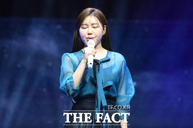 가수 송가인이 11일 오후 서울 강서구 스카이아트홀에서 정규 4집 '가인;달' 발매 기념 쇼케이스에 참석해 타이틀 곡 '아사달' 무대를 펼치고 있다. /장윤석 기자