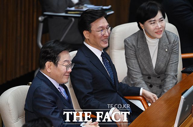 집권여당으로서 분권형 개헌, 연금개혁 ,추가경정예산 등 정책 아젠다를 띄우긴 했지만 그마저도 '야당 때리기'에 가려졌다는 비판이 나온다. 사진은 이재명 더불어민주당 대표(왼쪽 첫 번째)가 11일 오전 서울 여의도 국회에서 열린 본회의에 참석해 권성동 국민의힘 원내대표의 교섭단체 대표 연설을 듣고 있는 모습./박헌우 기자