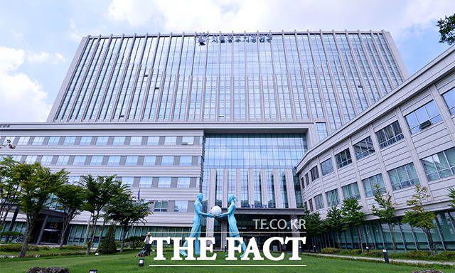 서울동부지법 형사12단독 이민지 판사는 지난 4일 공무집행방해, 상해 혐의를 받는 손모(30) 씨에게 징역 1년을 선고했다. /이선화 기자