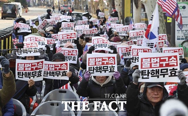 대한민국바로세우기국민운동본부가 10일 서울 종로구 헌법재판소 인근에서 윤석열 대통령 탄핵 반대 집회를 하고 있다. /뉴시스