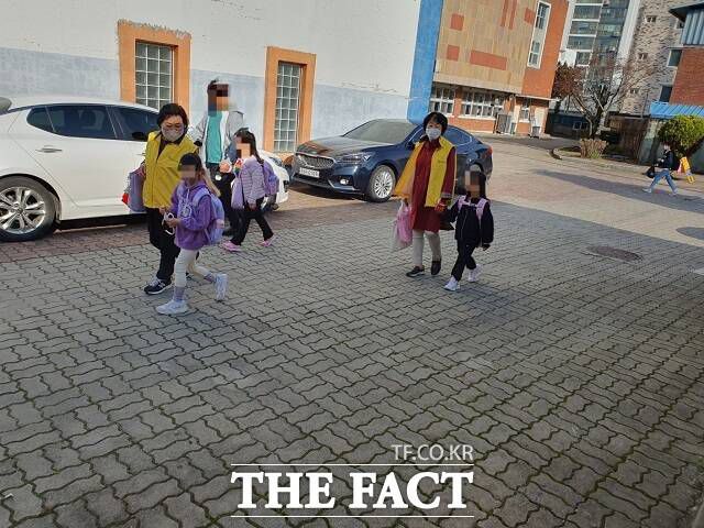 익산시가 어린이 안전망 강화를 위해 노인일자리를 활용한 '아동 안심등교 수호대' 사업을 확대한다/익산시