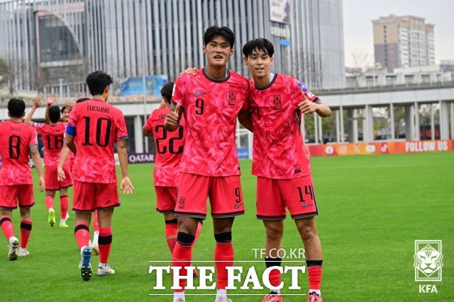 백민규(오른쪽)가 한국의 두 번째 골을 장식한 뒤 하정우와 함께 세리머니를 펼치고 있다./심천=KFA