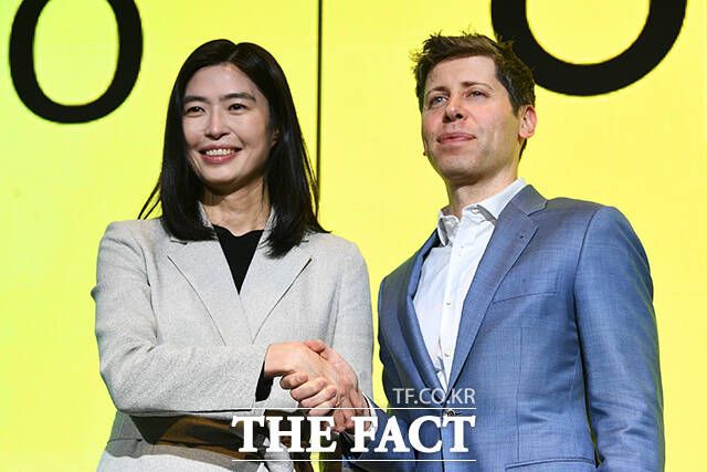 정신아 카카오 대표(왼쪽)와 샘 올트먼 오픈AI CEO가 카카오 미디어데이에서 기념 촬영을 하고 있다. /서예원 기자