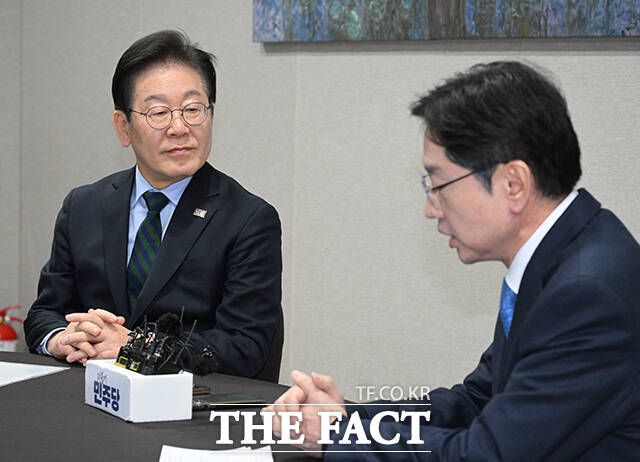 반면 이 대표는 통합 행보에 본격적으로 나섰다. 친노(친노무현)와 친문(친문재인)의 '적자'로도 불리는 김경수 전 경남지사를 이날 만났다. 두 사람의 만남은 지난해 12월 이후 약 두 달 만이다. /박헌우 기자