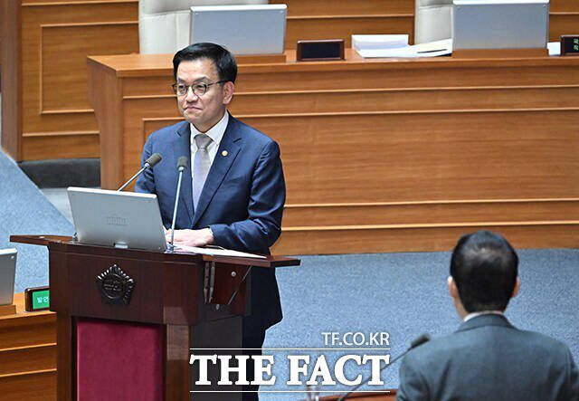 최상목 대통령 권한대행 부총리 겸 기획재정부 장관이 13일 오후 서울 여의도 국회에서 열린 경제 분야 대정부질문에 참석해 박지원 민주당 의원의 질의를 듣던 중 미소를 짓는 모습. /박헌우 기자