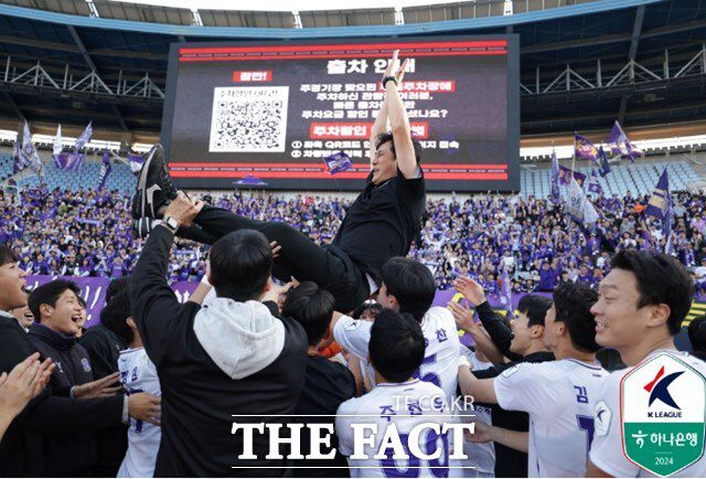 지난해 사령탑 부임 첫해 우승을 일궈낸 유병훈 감독을 헹가래치고 있는 안양 선수들./부천=K리그