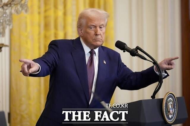 도널드 트럼프 미국 대통령의 말 한마디에 세계 곳곳이 요동치고 있다. 트럼프 대통령은 취임 한 달이 채 되지 않은 상황에서 가자지구 점령, 관세폭탄, 러우 전쟁 종전 등을 줄줄이 발표했다. 북미 대화 재개 역시 단순한 가능성으로 치부하기엔 어려워졌다는 평가가 나온다. /AP. 뉴시스