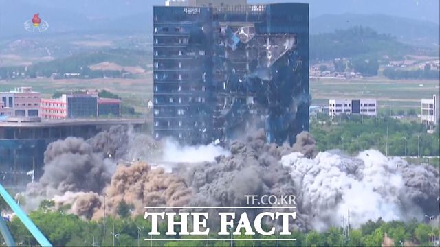 북한의 남측 시설물 파괴는 남북관계 단절을 위한 '대남 흔적 지우기'라는 분석이 나온다. 사진은 조선중앙TV가 지난 2020년 6월 17일 보도한 개성 남북공동연락사무소 폭파 장면. /조선중앙TV캡쳐.뉴시스