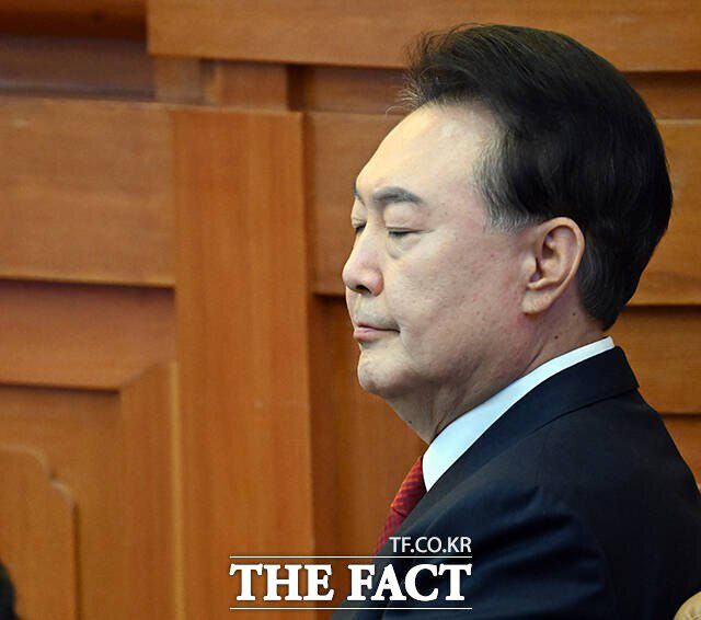 윤석열 대통령이 13일 서울 종로구 헌법재판소에서 열린 탄핵심판 8차 변론기일에 출석해 기다리는 모습. /사진공동취재단