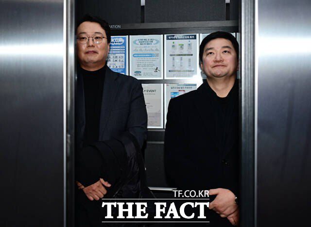 천하람 개혁신당 원내대표 겸 당대표 권한대행(왼쪽)이 10일 오후 서울 영등포구 허 전 대표의 사무실을 찾았다가 돌아가는 모습. 사진 오른쪽은 조대원 전 최고위원. /이새롬 기자