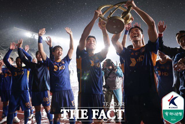 지난해 K리그1 3연패의 위업을 달선한 울산 HD 선수들이 팬 제작 우승 트로피 모형을 들고 세리머니를 펼치고 있다./울산=K리그