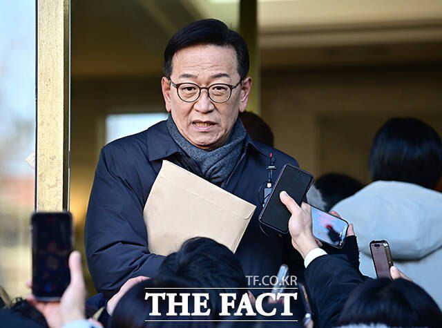 윤석열 대통령 측 변호인인 석동현 변호사가 13일 오전 서울 종로구 헌법재판소에서 열리는 탄핵 심판 8차 변론기일에 출석해 입장을 밝히는 모습. /사진공동취재단