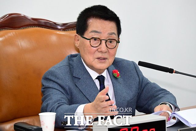 박 의원은 13일 국회에서 열린 경제 분야 대정부질문에 최 권한대행에게 "학교 다닐 때 별명이 뭐였냐?"며 "짱구 아니냐, 천재 짱구가 대한민국을 위해서 짱구 노릇을 해야지 내란수괴 윤석열을 위해서 짱구 노릇을 해서 되겠는가?"라고 질의했다. /남윤호 기자