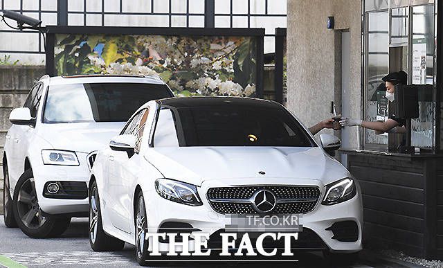 반드시 볼라드(차량 진입 방지용 말뚝)를 설치해야 했던 드라이브스루 차량 진출입로도 앞으로는 보도 폭이 2m 이하인 경우 볼라드 설치를 생략할 수 있도록 규정이 완화된다. 사진은 서울에 있는 커피 매장 드라이브스루. /더팩트 DB