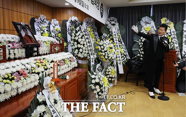 지난해 고 현절에 이어 최근 송대관까지, 가요계 후배가수들의 상실감도 크다. 사진은 2월9일 서울 종로구 서울대병원 장례식장에서 가진 고 송대관의 영결식에서 태진아가 추도사를 한 뒤 인사하고 있다. /서예원 기자