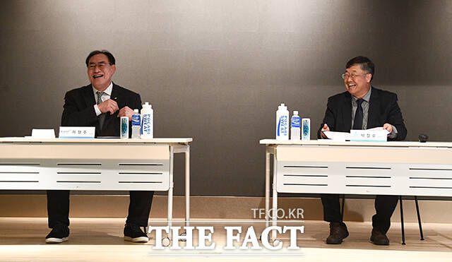 하형주 서울올림픽기념국민체육진흥공단 이사장(왼쪽)과 박철호 동아오츠카 대표이사 사장이 협약서에 서명하면서 미소 짓고 있다.