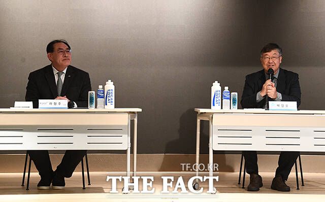 협약서에 서명하기 전 인사말 하는 박철호 동아오츠카 대표이사 사장.