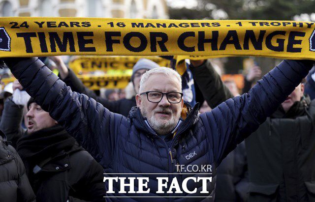 토트넘 팬들이 17일 맨유와 홈 경기에 앞서 '24년 동안 16명의 감독이 단 하나의 트로피만 얻었다'는 플래카드를 들고 다니엘 레비 회장의 퇴장을 요구하며 거리 시위를 벌이고 있다./런던=AP.뉴시스