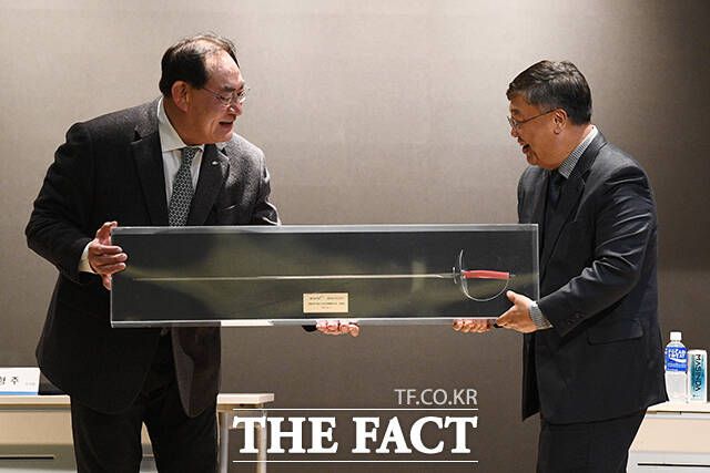 체육공단 소속 올림픽 펜싱 금메달리스트 김정환 선수의 펜싱 검을 동아오츠카에 전달하고 있다.