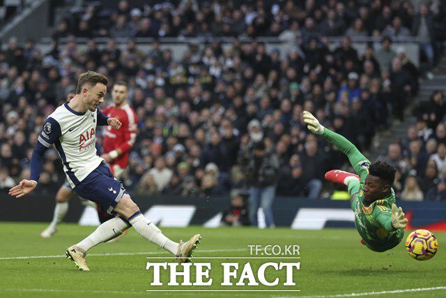 손흥민의 슛으로 골 찬스를 잡은 매디슨이 전반 13분 선제 결승골을 기록하고 있다./런던=AP.뉴시스