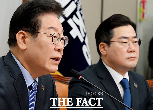 이재명 대표(왼쪽)는 17일 국회에서 열린 민주당 최고위원회의에서 "28년 전에 만든 상속세 일괄 공제액과 배우자 공제액이 그대로인데 그 사이 물가는 오르고 서민들의 세금이 늘어났다"며 상속세 완화 필요성을 재차 강조했다./배정한 기자