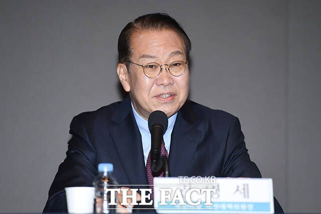 권영세 국민의힘 비상대책위원장이 17일 오전 서울 중구 한국프레스센터에서 열린 관훈클럽 초청 토론회에서 기조연설을 하고 있다. 권 위원장은 이 자리에서 "헌재의 탄핵 심판이 공정해야 한다"라고 말했다. /장윤석 기자