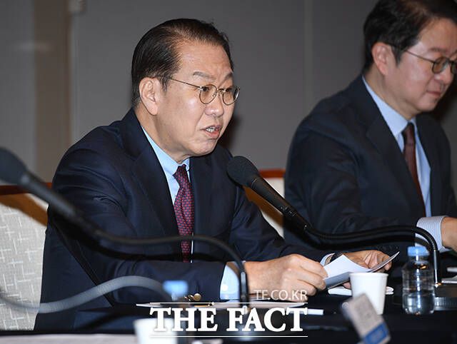 국민의힘 지지율이 중도층에서 지지부진한 이유는 당이 윤 대통령과의 거리두기에 나서지 않고, 헌법재판소를 흔드는 등 극우화 행보를 보이기 때문이라는 분석이 나온다. /장윤석 기자