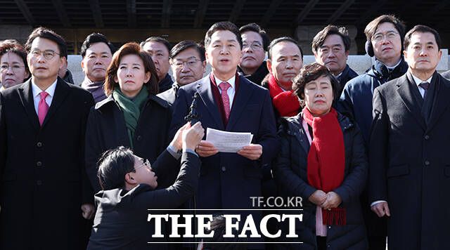 김기현 국민의힘 의원(가운데)이 17일 오후 서울 종로구 헌법재판소 앞에서 기자회견을 열고 발언하고 있다. /박헌우 기자