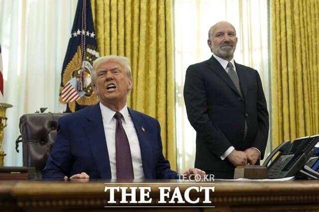 트럼프 대통령은 1기 행정부 시절 북한을 향해 '최대의 압박과 관여'를 내세우며 강력한 대북 제재에 앞장섰지만 2기에 들어서는 김정은 북한 국무위원장과의 친밀을 과시하며 대화를 시도하고 있다. /AP.뉴시스