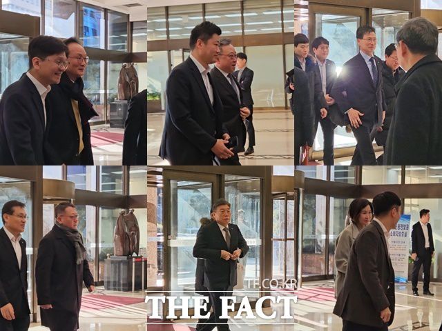 이복현 금융감독원장과의 간담회를 위해 은행장들이 19일 오전 서울 중구 은행연합회로 들어오고 있다. (왼쪽부터 차례대로) 이환주 국민은행장, 정상혁 신한은행장, 강태영 농협은행장, 정진완 우리은행장, 황병우 iM뱅크 은행장, 이은미 토스뱅크 대표. /이선영 기자