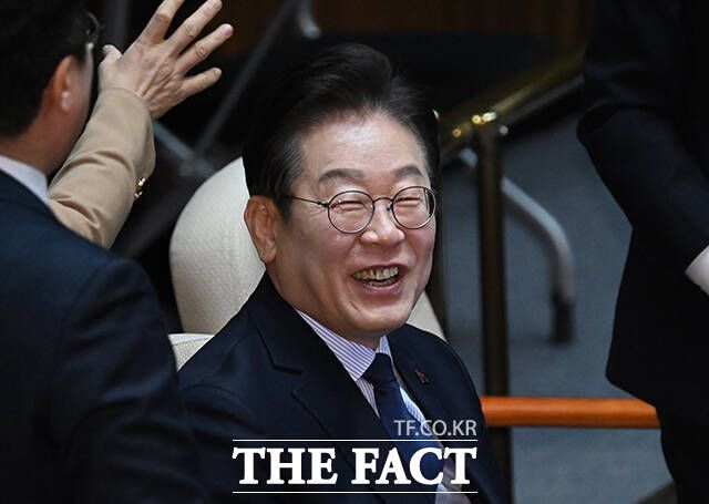 이 대표가 총 노동시간의 변동 없이 일을 몰아서 할 수 있게 하자는 방안을 제시하면서 반도체 산업에만 주52시간제 예외를 둘 수 없다는 민주당 내 기조와 충돌하며 당내 혼란이 이어지기도 했다. /박헌우 기자