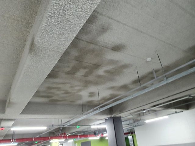 지난해 11월 29일~12월 1일까지 진행된 입주자 사전점검 행사에서 지하주차장 천장 누수, 세대 내 베란다 누수 흔적, 비상계단 난간 미설치, 콘크리트 균열, 도로 미포장, 옥상 누수 흔적 등 심각한 수준의 하자가 발견됐다. 사진은 경남아너스빌 디센트 지하주차장에서 발견된 누수. /경남아너스빌 디센트 입주예정자협의회