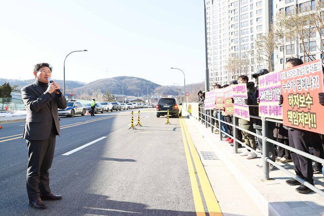 이상일 용인특례시장이 지난 17일 경남아너스빌 디센트 입주예정자들의 집회 현장을 찾았다. /용인시