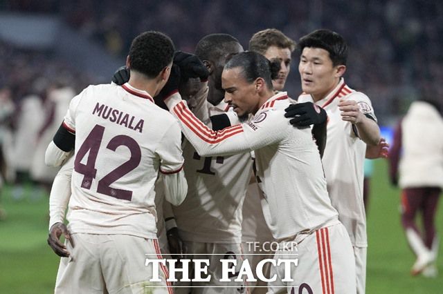 셀틱과 2차전에서 양현준과 '코리안 더비'를 펼친 김민재(맨 오른쪽)가 동료들과 함께 데이비스의 극장골을 축하하고 있다./뮌헨=AP.뉴시스