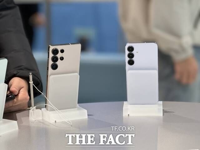애플이 보급형 모델을 출시하면서 삼성전자와의 점유율 경쟁이 더욱 치열해질 전망이다. 사진은 삼성전자 '갤럭시S25' 시리즈. /이성락 기자